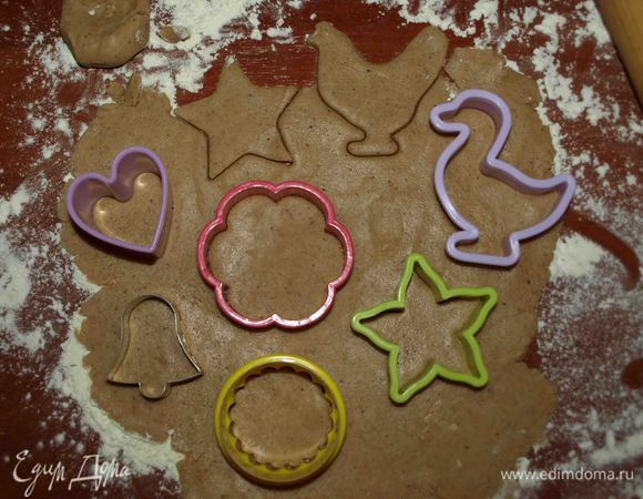 Достаем тесто. Тесто должно стать, как мягкий пластилин и не липнуть к рукам. На припыленной мукой поверхности раскатываем тесто и вырезам формочками печенье. 