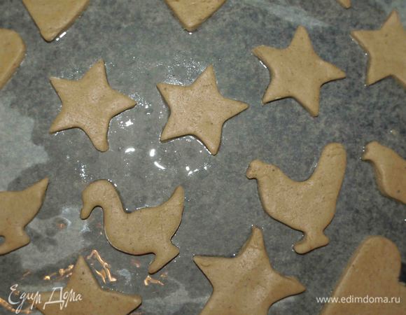 Аккуратно перекладываем на противень, выстланный пекарской бумагой, смазанной растительным маслом. Выпекать печенье в нагретой до 180°С духовке 12 — 15 минут, пока печенье не станет слегка коричневым. Готовое печенье снять с противня и дать остыть. Главное печенье не передержать. 
Печенье получается хрустящим и рассыпчатым.