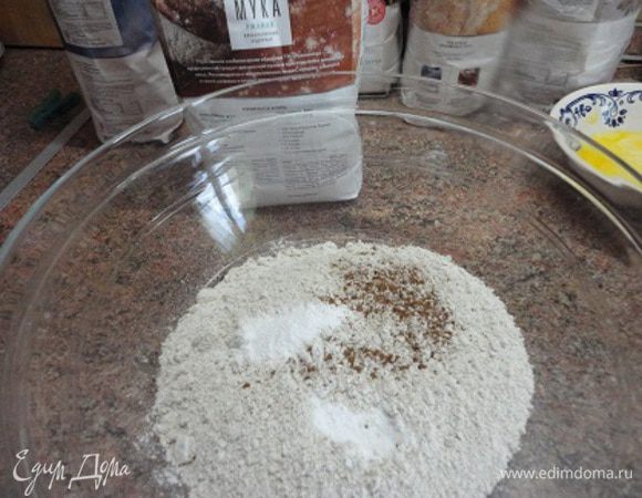 Соединяем сухие ингредиенты: муку, разрыхлитель, пряности (у меня смесь корицы, гвоздики, кардамона, аниса, имбиря) и сахар.