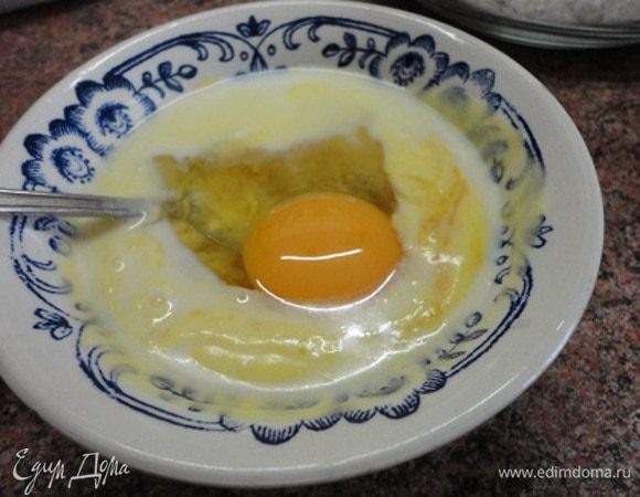 В отдельной посуде соединяем жидкие ингредиенты: молоко, майонез, мед, мягкое сливочное масло и яйцо.