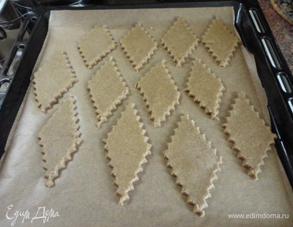 Соединяем сухое и жидкое и замешиваем тесто. Заворачиваем в пищевую пленку и оставляем в холодильнике на 30 минут. Готовое тесто раскатываем толщиной 0,5 см и вырезаем коржики любимой формы.
Выпекаем при температуре 200 — 220°С, 15 — 20 минут.