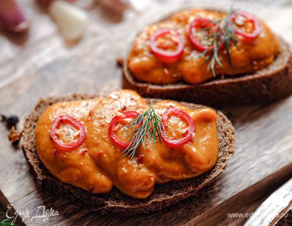 Эту икру очень вкусно есть со свежим ржаным хлебом.