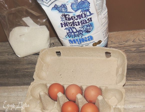 Взбейте миксером яйца с сахаром до того состояния, пока сахар полностью не раствориться.