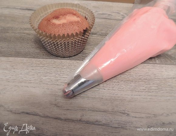 Готовим крем. Миксером смешиваем размягченное масло и сгущенку. Можно добавить краситель и ароматизатор.