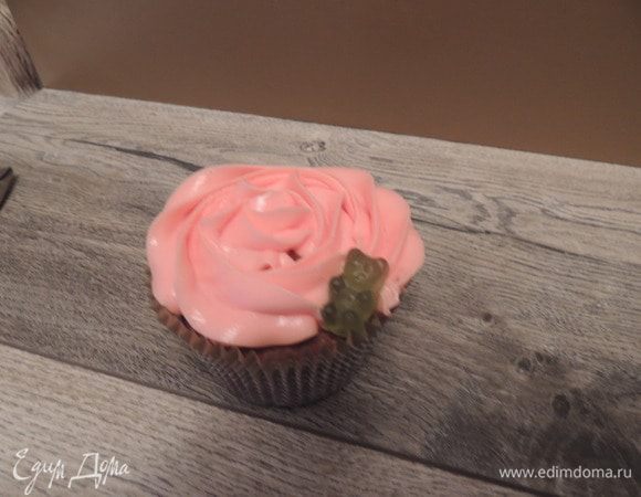 Украшаем кремом кекс, сверху добавляем топинг (орешки, посыпки, конфетки, фрукты).