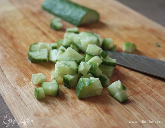 Все ингредиенты нарежьте мелким кубиком.