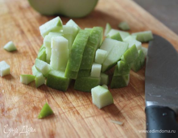 Хотя Ольга Рыжова упоминала тертое яблоко, я бы рекомендовала его не тереть, а также нарезать кубиком. Дело в том, что тертое яблоко даст дополнительный сок и салат получится более водянистым.