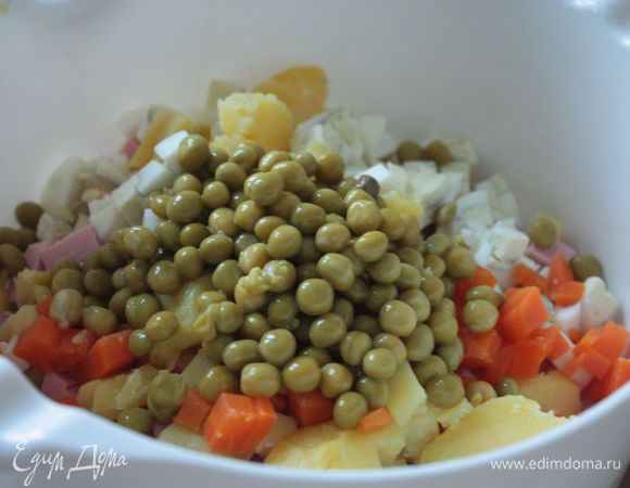 Сложите все ингредиенты в емкость, посолите по вкусу и заправьте сметаной или майонезом.