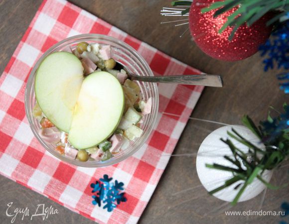 Разложите по порционным пиалам и украсьте небольшой долькой зеленого яблока для красоты. Приятного аппетита!