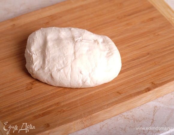 Приготовить простое дрожжевое тесто. Для этого смешать вместе муку, соль, сахар и дрожжи, добавить размягченное сливочное масло и воду, замешать тесто. Дать подойти тесту в течение 40 минут. На 20-ой минуте тесто обмять.