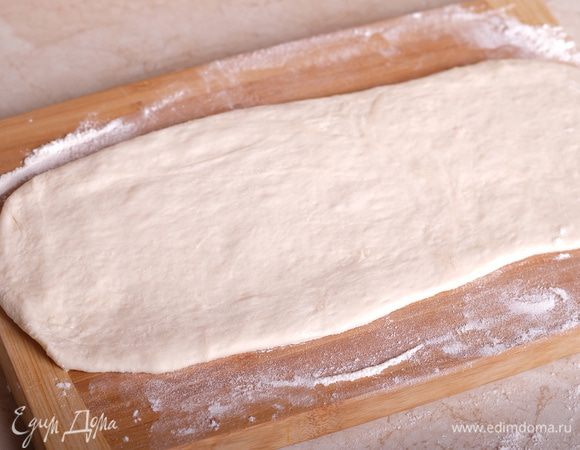 Через 40 минут тесто готово. Делим его на 3 части, каждую часть раскатываем в прямоугольник.