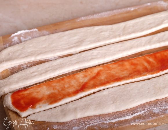 Каждую полоску смазываем небольшим количеством кетчупа.