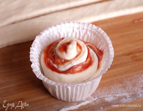 Выпекать такие розочки лучше всего в одноразовых бумажных капсулах. Но можно и просто на противне. Выпекаем в хорошо разогретой духовке при 200°С около 20 минут.