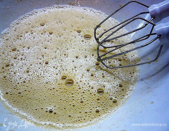 Яйца взбиваем венчиком до пышной массы, добавляем коричневый сахар и еще раз взбиваем.