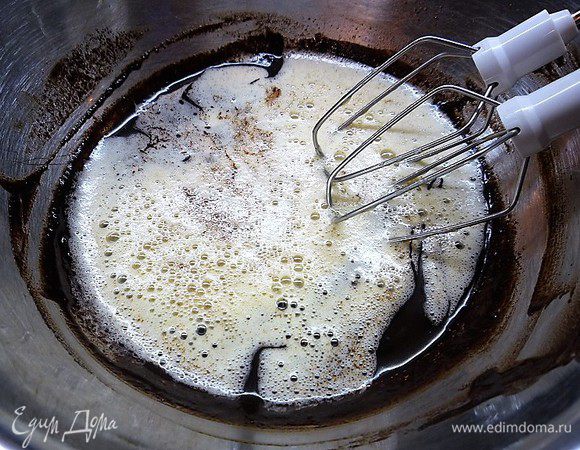 Растопленный шоколад соединяем с яйцами и хорошо перемешиваем.