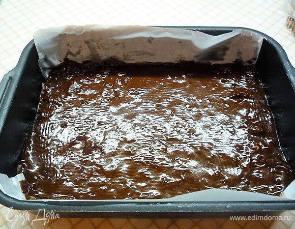 Выкладываем готовую массу в смазанную маслом и выстланную бумагой для выпечки форму. Выпекаем в заранее разогретой духовке при температуре 180°С в течении 20 минут.