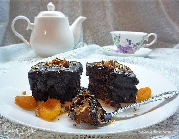 Перед подачей нарезаем на квадратики, поливаем растопленным шоколадом и посыпаем рубленным миндалем. Приятного чаепития.