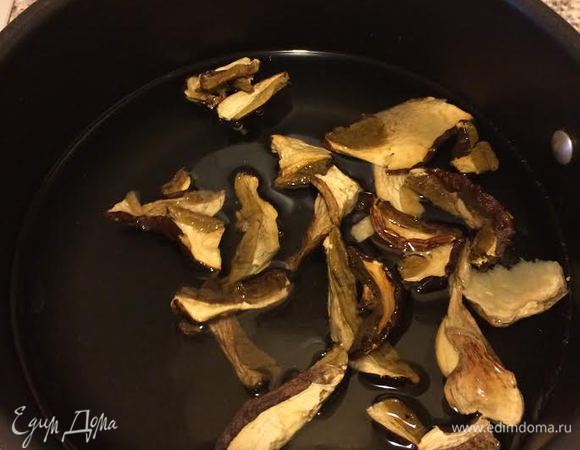 Сухие грибы залить 2 литрами воды и оставить 6 — 8 часов.