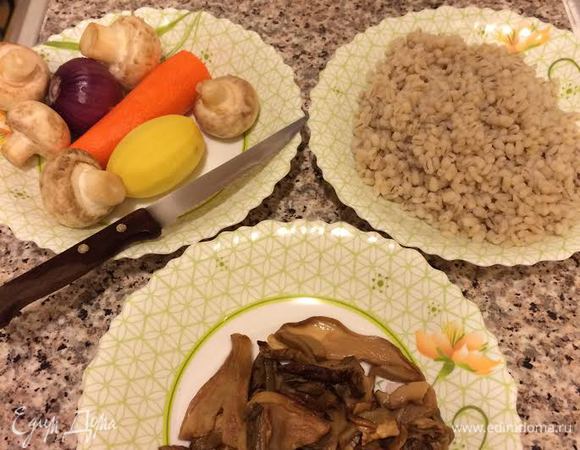 Перловку хорошо промыть и отварить до готовности.