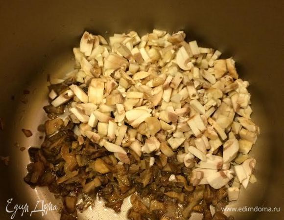 Затем добавить шампиньоны, соль, перец, накрыть крышкой и тушить еще 5 — 10 минут.