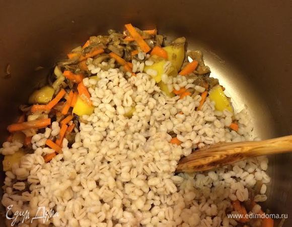 Добавить картофель, перловку, морковь и тушить еще 5 минут.