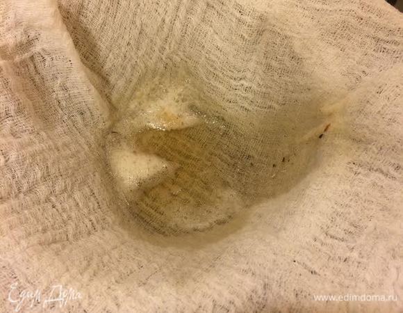 Вскипятить воду, в которой лежали сухие грибы, процедить ее через двойной слой марли. Добавить в кастрюлю и варить суп до готовности картофеля.