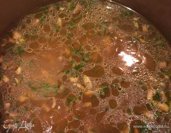 Добавить укроп, соль, перец и снять с огня.