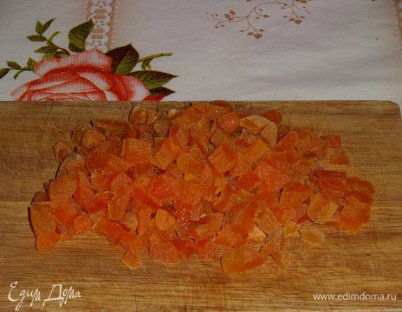 Курагу промываем теплой водой. Нарезаем кубиком.