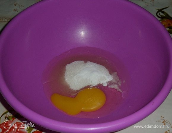 В чашке взбиваем яйцо, сахар, растительное масло и щепотку соли. 