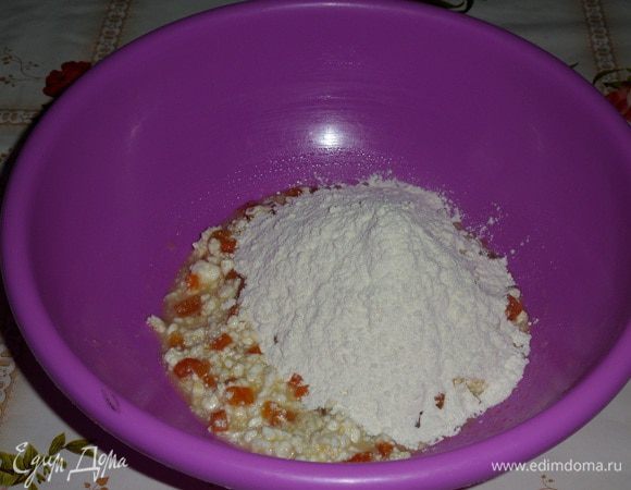 Добавляем просеянную муку и разрыхлитель теста. 