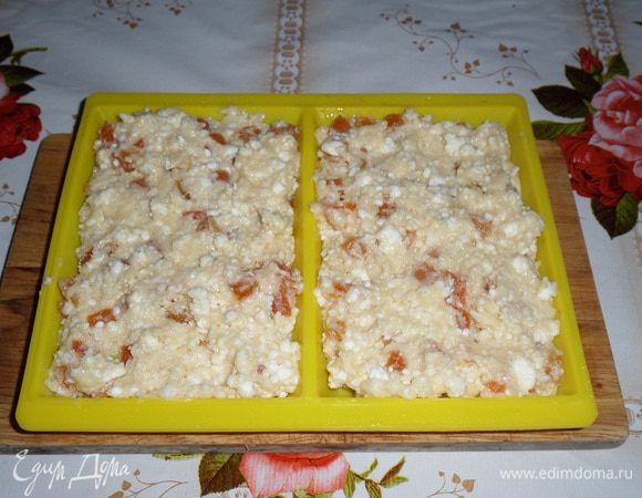 Силиконовые формы смазываем растительным маслом. Выкладываем подготовленное тесто (у меня получилось 4 вафли). Ставим формы в разогретую духовку.