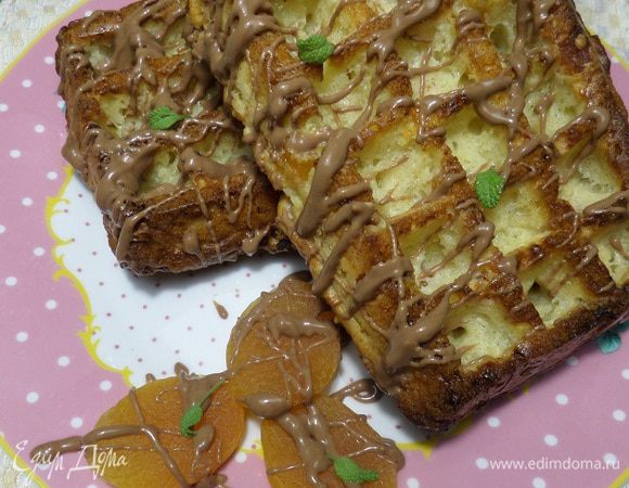 Подаем вафли, полив их растопленным шоколадом.