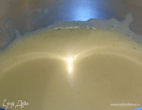 Яйца взбейте с щепоткой соли до пены, затем постепенно добавляйте сахар, продолжая взбивать. Взбивайте до растворения сахара.