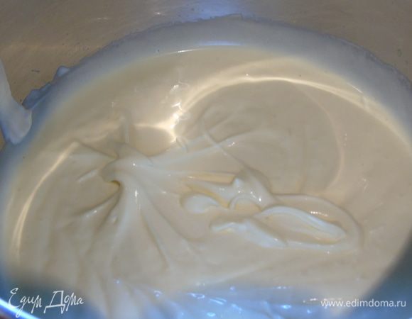 Добавьте сметану и снова взбейте.