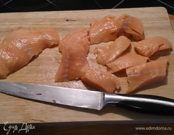 Нарезаем свежий лосось.