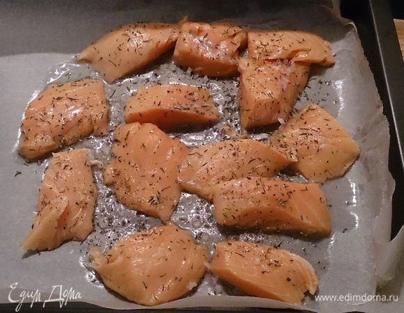 Присыпаем крупной морской солью, молотым перцем, немного тимьяна и оливковое масло.