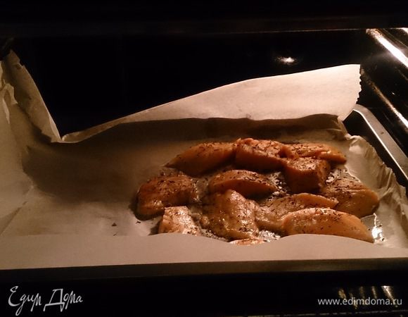 Отправляем в духовку разогретую до 180°С буквально на 5 — 7 минут.