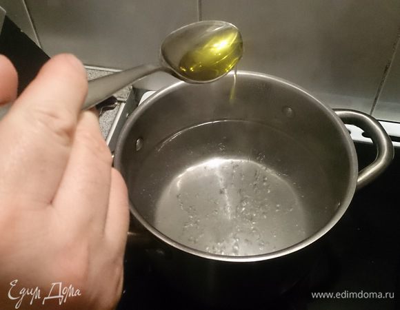 Добавляем ложку оливкового масла.