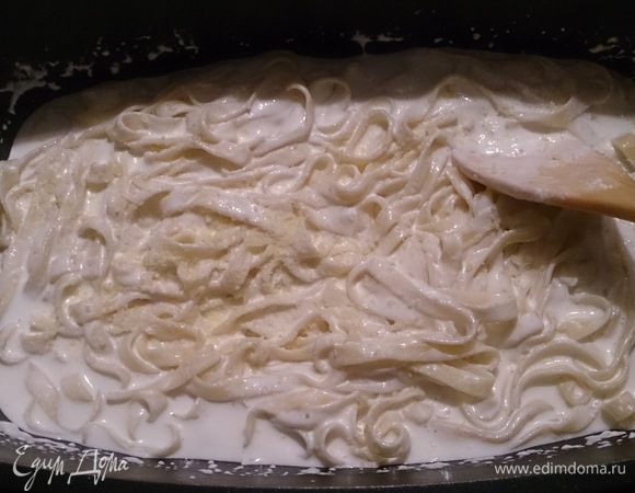 Смешиваем пасту с соусом, добавляем еще пармезан, и немного даем загустеть.