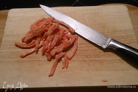 Тем временем нарезаем соломкой слабо соленый лосось (очень вкусно выложить на пасту сверху).