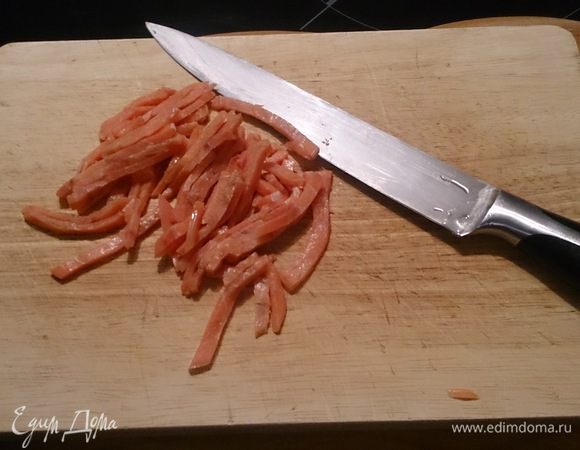 Тем временем нарезаем соломкой слабо соленый лосось (очень вкусно выложить на пасту сверху).
