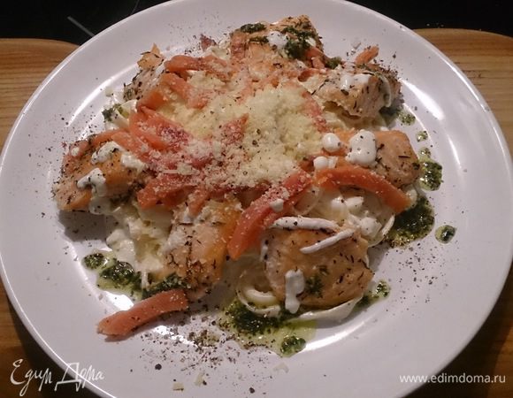 Добавляем слабо соленый лосось, по желанию песто, молотый перец и пармезан. Теперь быстрей к столу и приятного аппетита!