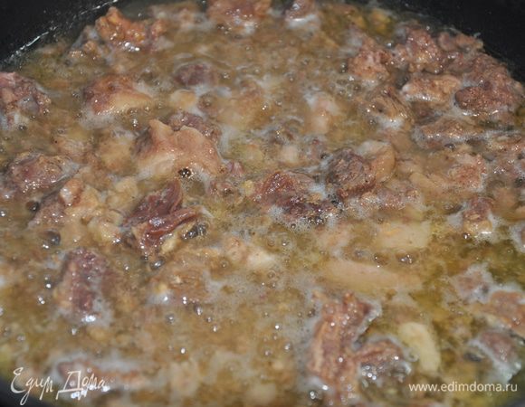 Тушенку прогрейте на сковороде и разделите лопаткой на мелкие кусочки.