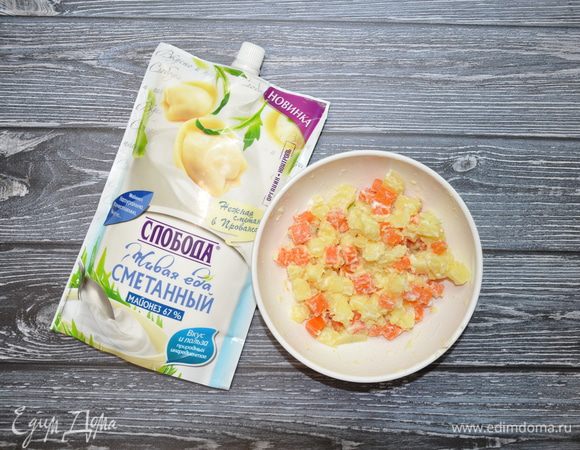 Сделайте салат из картофеля и моркови и заправьте майонезом ТМ «Слобода» Легкий, посолите по вкусу.