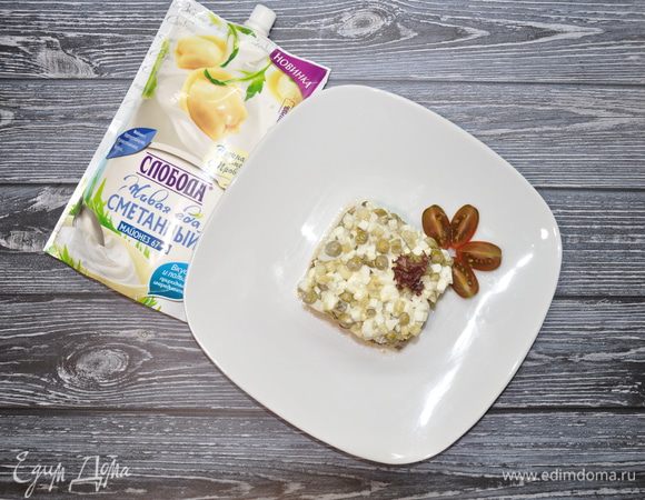 Завершите сервировку, украсив блюдо листиком салата и помидором черри. Приятного аппетита!