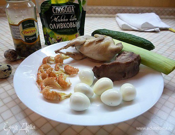 Отвариваем филе перепелки (30 минут), яйца (10 мин.), раковые шейки (20 мин.), картофель и морковь (30 мин.). Свиной язык варим 1 час, затем сразу опускаем его в холодную воду и очищаем.