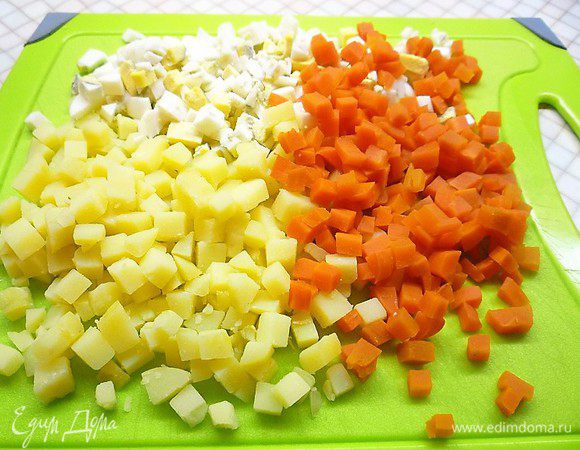 Картофель, морковь и яйца очищаем и нарезаем маленькими кубиками.