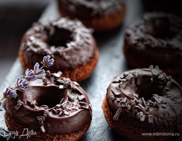 Духовку разогреваем до 180°С. Раскладываем тесто по формам с помощью кондитерского мешка. Заполнять формы тестом нужно на высоту не больше 3/4, в процессе выпекания пончики заметно увеличатся в размере. Выпекаем около 12 минут. Пончики сначала остудить, затем вытряхнуть из формы.