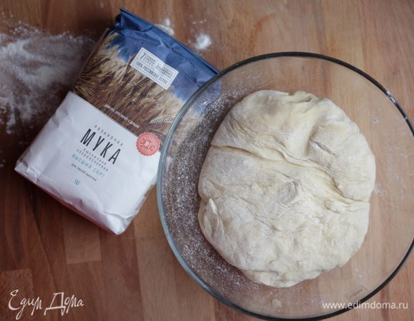 Хорошо перемешать муку с яично-сахарной смесью, затем влить молоко с дрожжами и замесить мягкое тесто. 