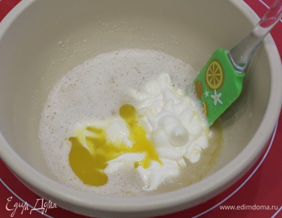 Добавить майонез, растопленное сливочное масло.